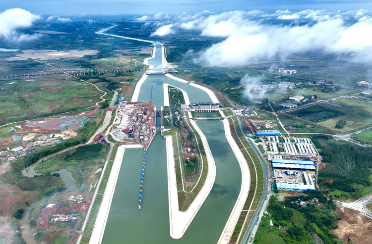 ����������������ɽ�м~